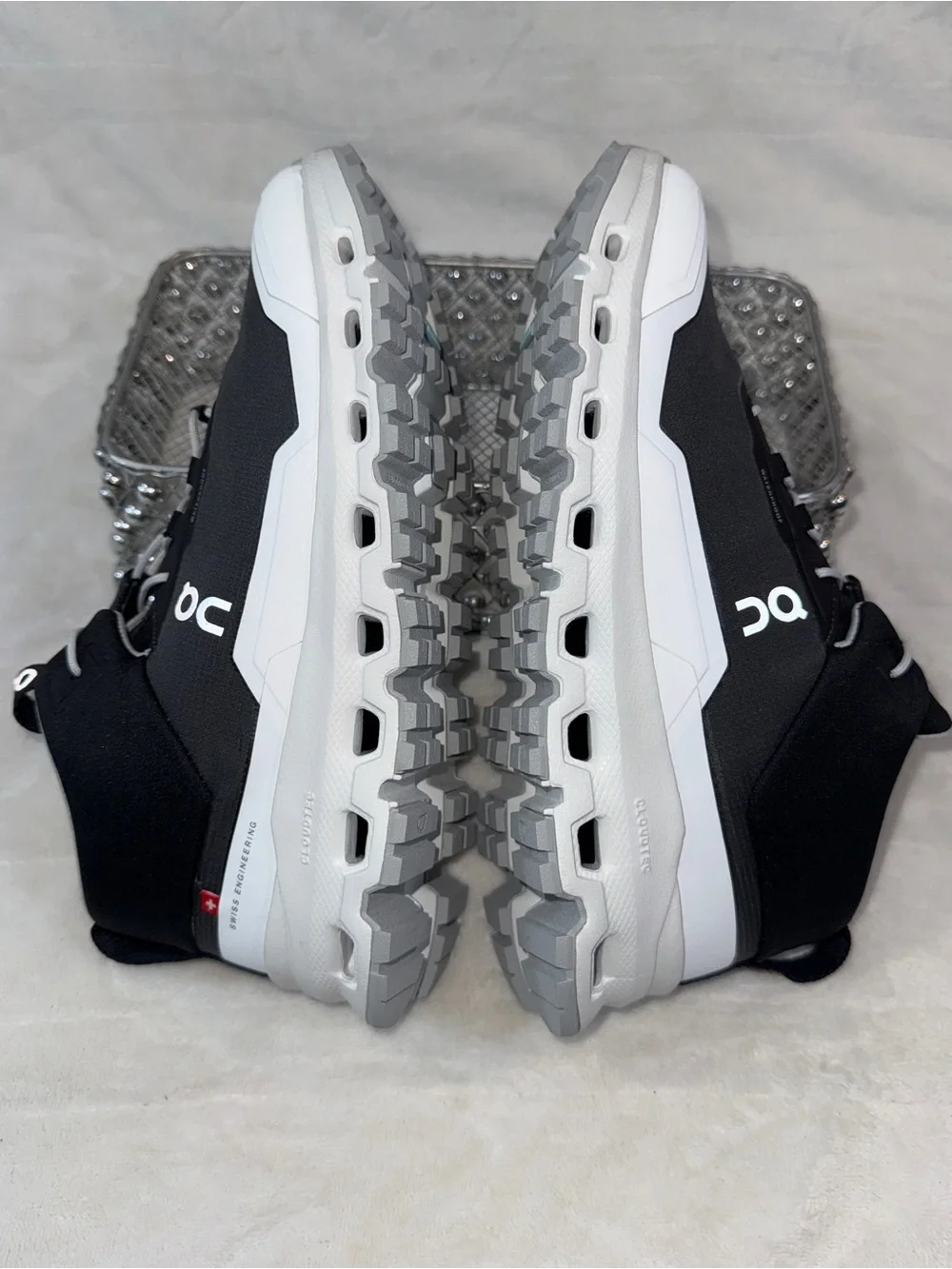 On Clouds hero Mid Waterproof Black White Sz Youth 5/Women 6.5 3YD30020299 🖤🤍